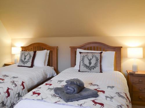 UrrayGlebe Cottage的一间卧室配有两张床,上面有泰迪熊