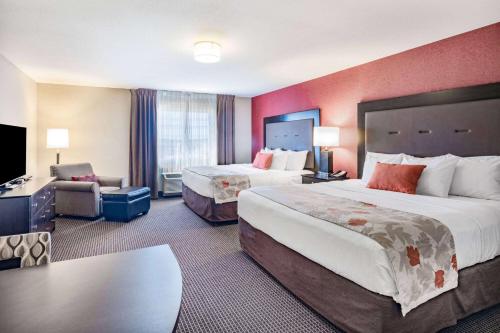 威利斯顿温德姆威利斯顿豪顿套房酒店的酒店客房设有两张床和电视。