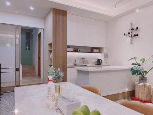 台南HoME-Easyhouse-III的白色的厨房配有桌子和台面
