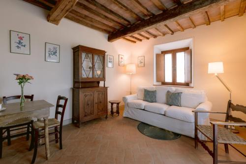 皮恩扎博尔戈圣特安布罗吉奥度假村的客厅配有白色的沙发和桌子