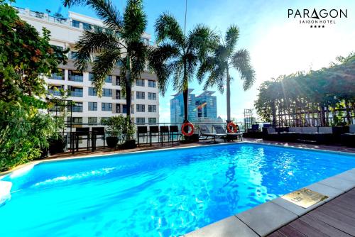 胡志明市百利宫西贡酒店的大楼前的大型蓝色游泳池
