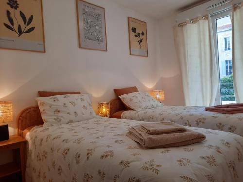 马赛Pytheas Carré d'Or的一间卧室设有两张床和窗户。