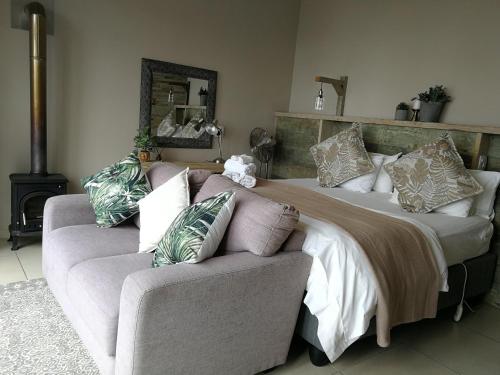 莫塞尔湾Lavandula Manor Self-Catering的一间卧室配有一张大床和一张沙发
