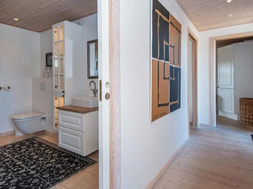 凡岛Holiday home Fanø CLXXVIII的客房内设有带水槽和卫生间的浴室