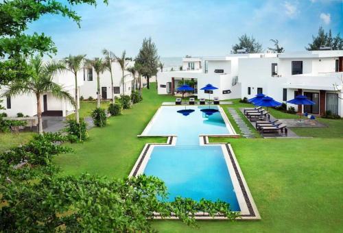 巴地市Biệt thự nghỉ dưỡng mặt biển, cao cấp và riêng tư的享有带游泳池的度假村的空中景致