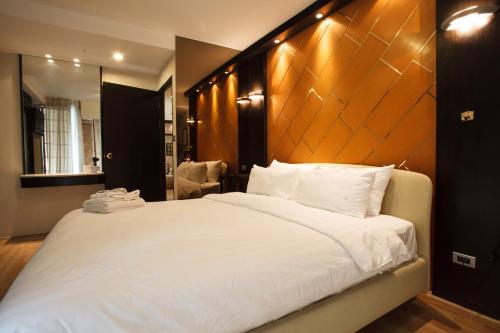 曼谷2A-2 Bedrooms3Bathrooms Downtown Bangkok Near Mrtbts的卧室配有一张白色大床和木制床头板