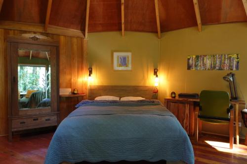 赫鲁斯贝克Panorama Hut的一间卧室配有一张床、一张书桌和一个窗户。