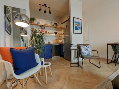 QuedgeleySpacious, Mid-Century 1 bedroom Apartment的带沙发和椅子的客厅以及厨房。