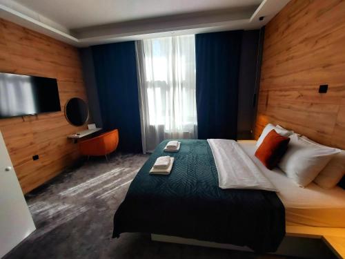 萨格勒布A8 b&b的一间卧室配有一张大床和电视