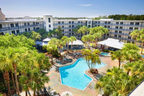 奥兰多Staybridge Suites Orlando Royale Parc Suites, an IHG Hotel的享有度假村的空中景致,设有游泳池和棕榈树