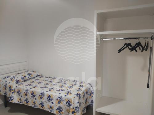 托雷拉皮罗Villa Mariposa n°3的一间卧室配有一张床和一个架子