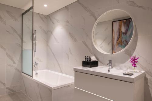 多哈Steigenberger Residence Doha的带浴缸、水槽和镜子的浴室
