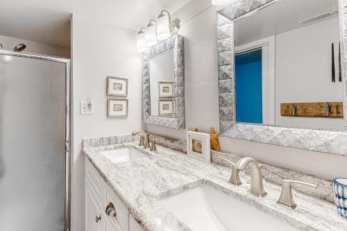 大洋城Pyramid V的白色的浴室设有水槽和镜子