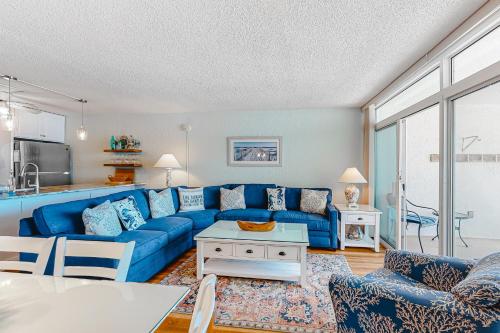 大洋城Pyramid V的客厅配有蓝色的沙发和桌子