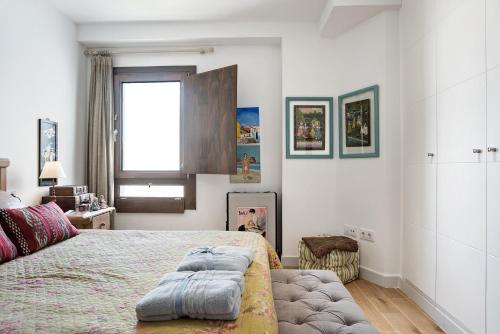 贝赫尔-德拉弗龙特拉La Casuca的一间卧室设有一张床和一个窗口