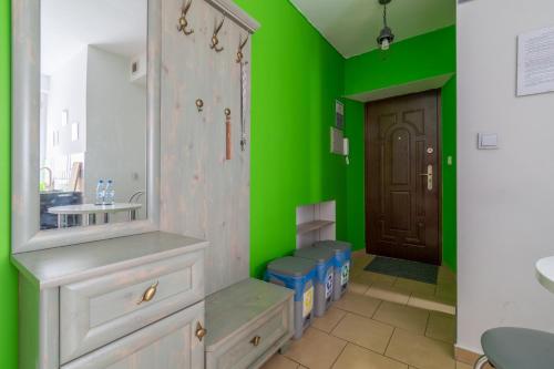 比托姆Apartament Morcinka的绿色浴室设有水槽和镜子