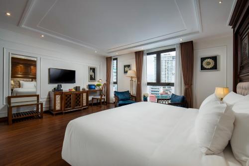 河内The Q Hotel的一间带白色床的卧室和一间客厅