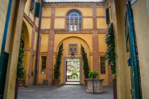 锡耶纳切托萨迪玛贾诺酒店的进入带门和庭院的建筑的入口