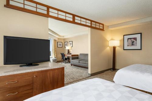 托伦斯Holiday Inn Los Angeles Gateway-Torrance, an IHG Hotel的配有一张床和一台平面电视的酒店客房