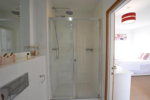 绍斯沃尔德The Shelduck, Southwold的浴室里设有玻璃门淋浴