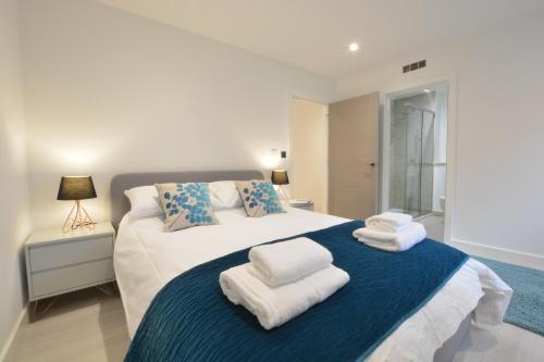 奥尔德堡Skylight, Aldeburgh的一间卧室配有一张大床和毛巾