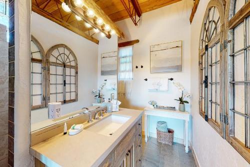 Arroyo HondoCasa de Taos的一间带水槽和大镜子的浴室