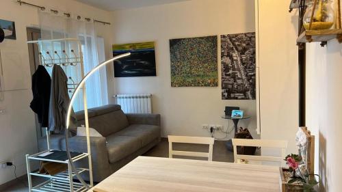 罗马Tiny Green apartament in Rome - Magliana的客厅配有沙发和桌子