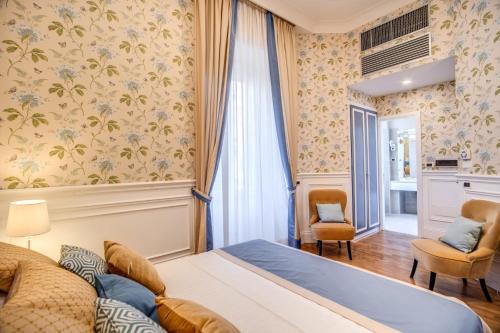 罗马Mangili Garden Hotel的一间卧室配有一张床、一张沙发和一把椅子