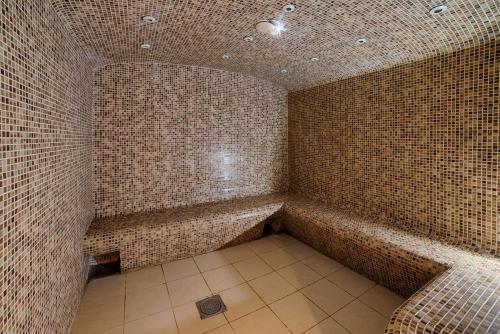 圣艾修伯里新罕布什尔州里昂机场酒店的一间带瓷砖墙壁和浴缸的浴室