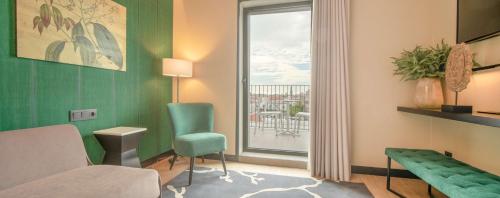波尔图NH Porto Jardim的绿色的客房设有床和窗户。