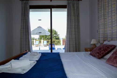 佩亚VILLA LAMBRIANA的一间卧室设有一张床,享有庭院的景色