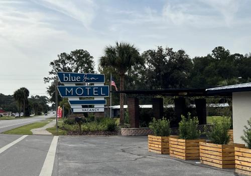 高泉BlueGem Motel的大楼前的蓝色汽车旅馆标志