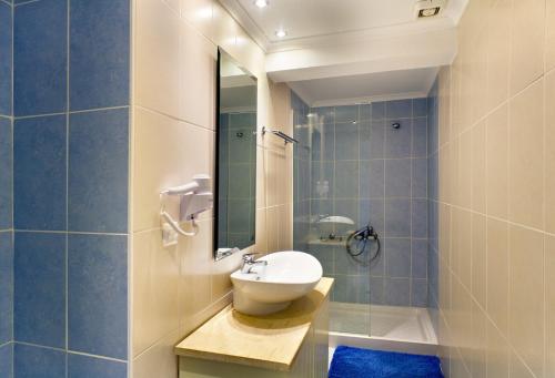 阿约斯尼奇塔斯阿约斯尼奇塔斯酒店的一间带水槽和镜子的浴室
