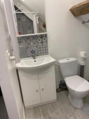 费奎弗洛尔·埃奎安维尔STUDIO CHAUMIERE sur un domaine de 10 hectares的白色的浴室设有卫生间和水槽。