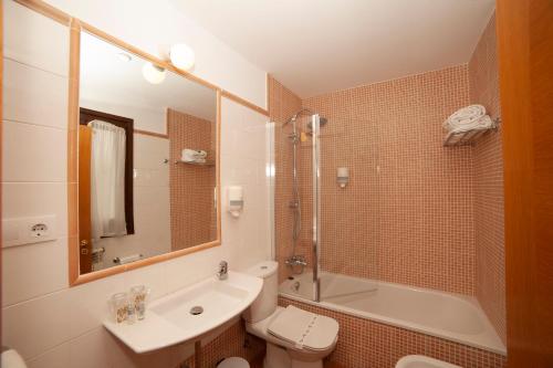 索托德坎加斯坎波之屋乡村酒店的一间带水槽、卫生间和淋浴的浴室