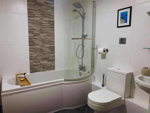 福克斯通No.2 Folkestone的浴室配有卫生间、浴缸和水槽。