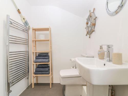 托基Bridges Cottage的白色的浴室设有水槽和卫生间。