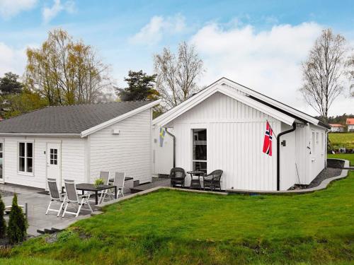 Spjärr5 person holiday home in K LLEK RR的院子内带桌椅的白色房屋