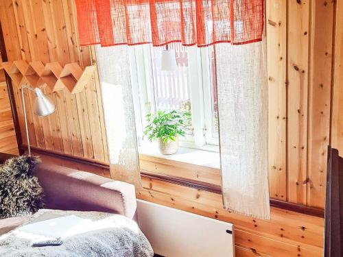 博伦厄Holiday home BORLÄNGE的一间配有沙发的房间和一扇种植了植物的窗户