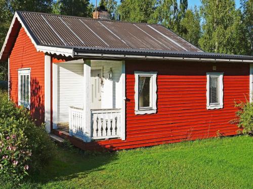 欧弗拜恩6 person holiday home in TORSBY的一间红色的房子,有白色的门和门廊