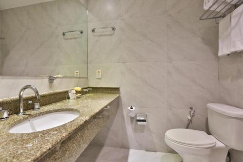 圣保罗Flat Privativo Comfort Ibirapuera的一间带水槽和卫生间的浴室
