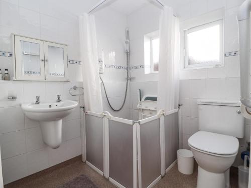 拉尔Ty Cerrig的白色的浴室设有卫生间和水槽。