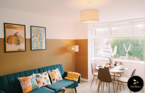 曼彻斯特Bee Stays - Caldecott House的客厅配有蓝色的沙发和桌子