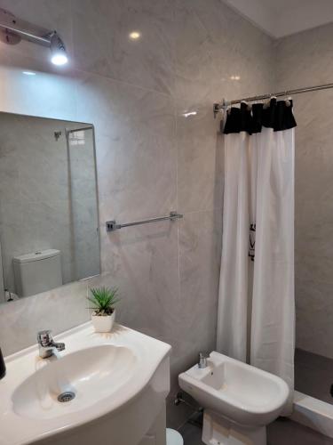 洛马斯-德萨莫拉Apartamento en el centro de Lomas的白色的浴室设有水槽和淋浴。