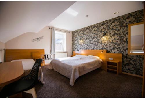 巴拉特里乐斯卡佩德酒店的一间卧室配有两张床和一张桌子