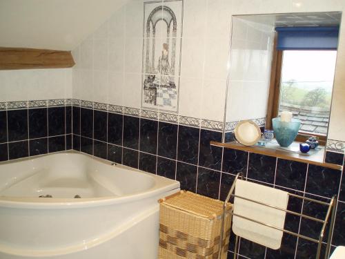 吉斯本Foxhill Barn的带浴缸和窗户的浴室