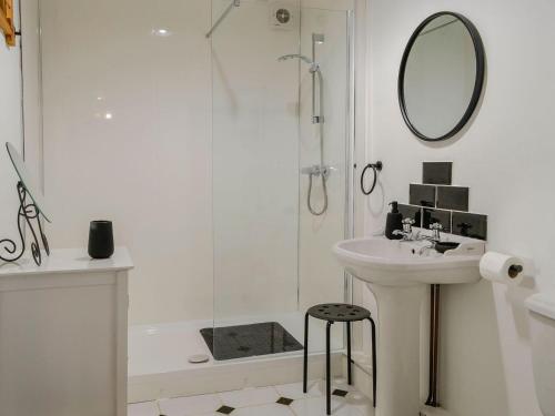 RiggChurch Cottage的白色的浴室设有水槽和镜子