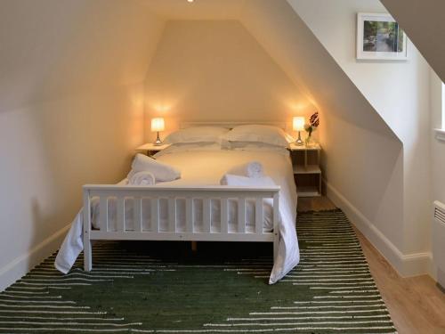 阿伯费尔迪Hope Cottage - Uk40055的阁楼卧室配有白色床