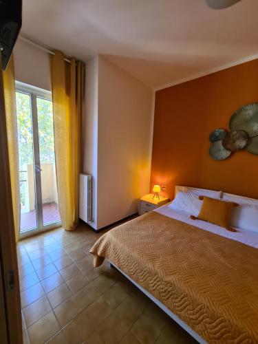 里米尼Terrazza vicino al mare的一间卧室设有一张床和一个大窗户