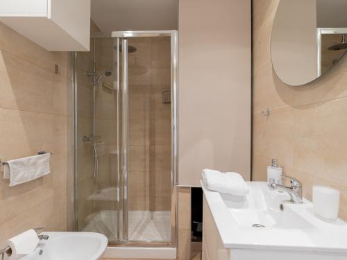 大加那利岛拉斯帕尔马斯Attico Albareda的一间带两个盥洗盆和淋浴的浴室